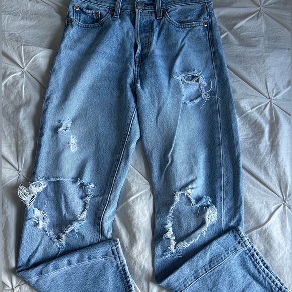 LEVI women’s Size 26 Distressed wedgie straight Blue Jean - Picture 1 of 10
